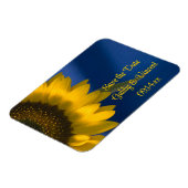 Gele zonnebloem op blauwe bruiloft Save the Date Magneet (Linkerzijde)