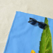 Gele zonnebloem op blauwe hemel strandlaken (In situ)