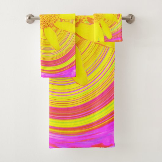 Gele zonnebloem op een Psychedelic Swirl Bad Handdoek (Insitu)