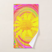 Gele zonnebloem op een Psychedelic Swirl Bad Handdoek (Handdoek)