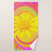 Gele zonnebloem op een Psychedelic Swirl Badhanddoek (Badhanddoek)