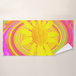 Gele zonnebloem op een Psychedelic Swirl Badhanddoek