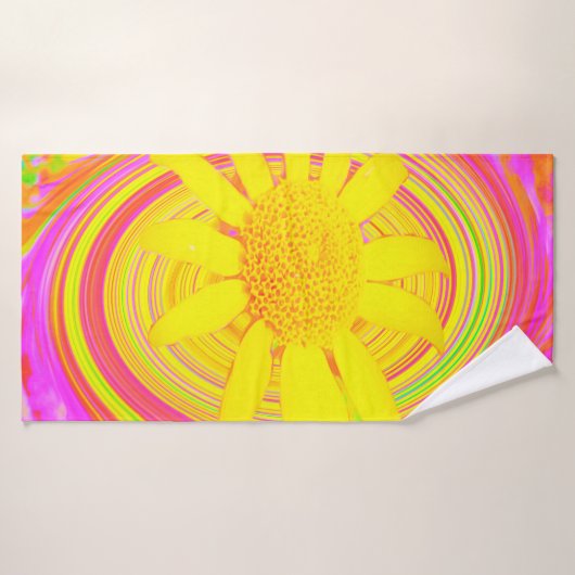 Gele zonnebloem op een Psychedelic Swirl Badhanddoek (Badhanddoek)