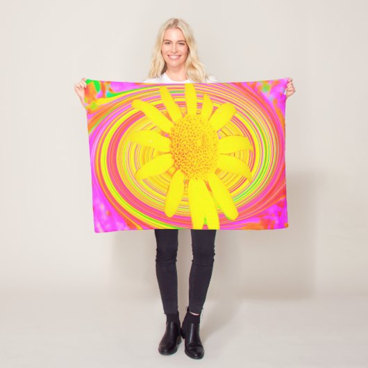 Gele zonnebloem op een Psychedelic Swirl Fleece Deken (In situ)