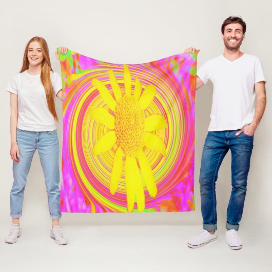 Gele zonnebloem op een Psychedelic Swirl Fleece Deken (In situ)