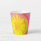 Gele zonnebloem op een Psychedelic Swirl Latte Mok (Voorkant)