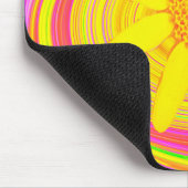 Gele zonnebloem op een Psychedelic Swirl Muismat (Hoek)