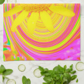 Gele zonnebloem op een Psychedelic Swirl Theedoek (Gevouwen)