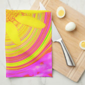 Gele zonnebloem op een Psychedelic Swirl Theedoek (Quarter Fold)