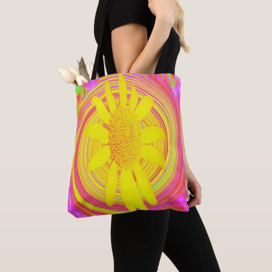 Gele zonnebloem op een Psychedelic Swirl Tote Bag (Dichtbij)