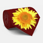 Gele zonnebloem op maroon stropdas (Opgerold)