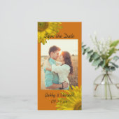 Gele zonnebloem op oranje huwelijksaankondiging ka save the date (Staand voorkant)