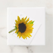 Gele zonnebloem op wit bedankjes labels (In situ)