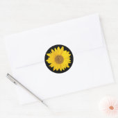 Gele zonnebloem op zwart ronde sticker (Envelop)