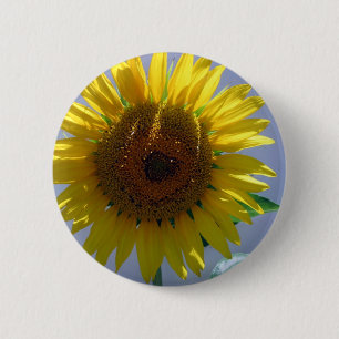 Gele zonnebloem ronde button 5,7 cm