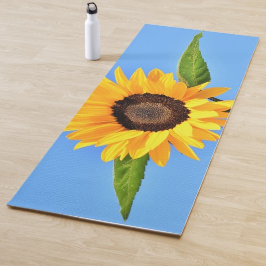 Gele zonnebloem tegen de zon op Blue Sky Yoga Mat (In situ)