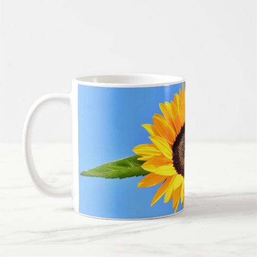 Gele zonnebloem tegen zon op blauwe hemel - zomer koffiemok (Links)