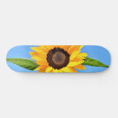 Gele zonnebloem tegen zon op blauwe hemel - zomer persoonlijk skateboard (Horizontaal)