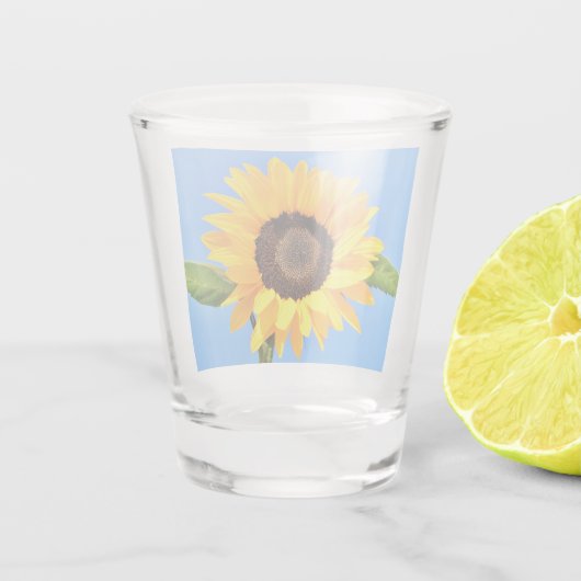 Gele zonnebloem tegen zon op blauwe hemel - zomer shot glas (Achterkant)
