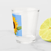Gele zonnebloem tegen zon op blauwe hemel - zomer shot glas (Rechts)