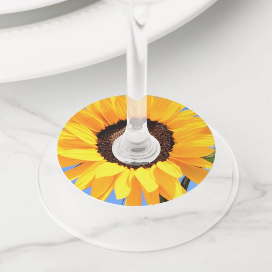 Gele zonnebloem tegen zon op blauwe hemel - zomer wijnglaslabel (Dichtbij)