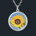 Gele zonnebloem tegen zon op blauwe hemel - zomer zilver vergulden ketting<br><div class="desc">Gele zonnebloem tegen zon op blauwe hemel - zomerdag - FotoventilatorNatuur - U kunt ook personaliseren - Kies / voeg uw unieke foto toe - Afbeelding / tekst - Naam / kleur / lettertype / grootte / meer - Maak uw speciale cadeau - Resize en beweeg of verwijder afbeelding /...</div>