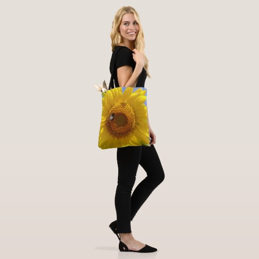 Gele zonnebloem tote bag (Op model)