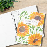 Gele zonnebloemen Aangepast Planner<br><div class="desc">Zonnebloemen brengen vreugde! Geniet dus van het plannen van je jaar met deze heldere zonnegele zonnebloempitoelplanner. De gele waterverf zonnebloemen en groene bladeren bevinden zich op een witte achtergrond en je kunt deze planner aanpassen met jouw naam en het jaar. Oorspronkelijke Waterverf © Michele Davies.</div>