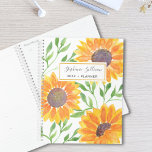 Gele zonnebloemen Aangepast Planner<br><div class="desc">Zonnebloemen brengen vreugde! Geniet dus van het plannen van je jaar met deze heldere zonnegele zonnebloempitoelplanner. De gele waterverf zonnebloemen en groene bladeren bevinden zich op een witte achtergrond en je kunt deze planner aanpassen met jouw naam en het jaar. Oorspronkelijke Waterverf © Michele Davies.</div>