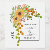 Gele zonnebloemen, boog en initialen worden bruilo wijn etiket (Enkel label)