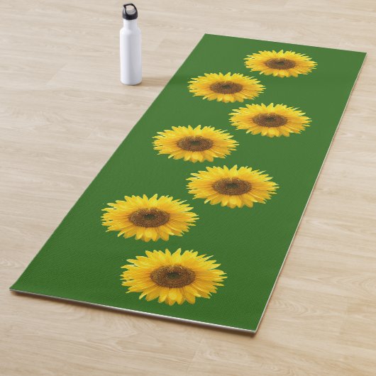 Gele zonnebloemen op Forest Green Yoga Mat (In situ)
