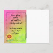 Gele zonnebloemen op getextureerde roze groene blo aankondigingskaart (Achterkant)