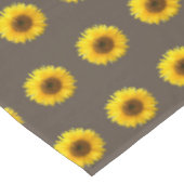 Gele zonnebloemen op lichtbruine tablet tafelkleed (Gekanteld)