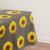 Gele zonnebloemen op lichtbruine tablet tafelkleed (Voorbeeld)