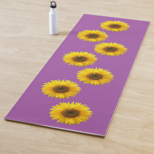 Gele zonnebloemen op paars yogamat