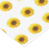 Gele zonnebloemen op wit tafelkleed (Gekanteld)