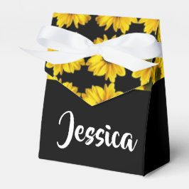 Gele zonnebloemen op zwart bedankdoosjes