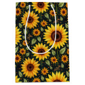 Gele zonnebloemen op zwart medium cadeauzakje (Voorkant)