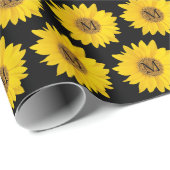Gele zonnebloemen op zwart monogram cadeaupapier (Rol Hoek)