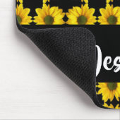 Gele zonnebloemen op zwart muismat (Hoek)