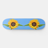 Gele zonnebloemen tegen zon op blauwe hemel - zome persoonlijk skateboard (Horizontaal)