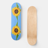 Gele zonnebloemen tegen zon op blauwe hemel - zome persoonlijk skateboard (Voorkant)