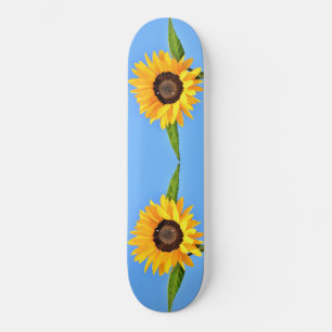 Gele zonnebloemen tegen zon op blauwe hemel - zome persoonlijk skateboard