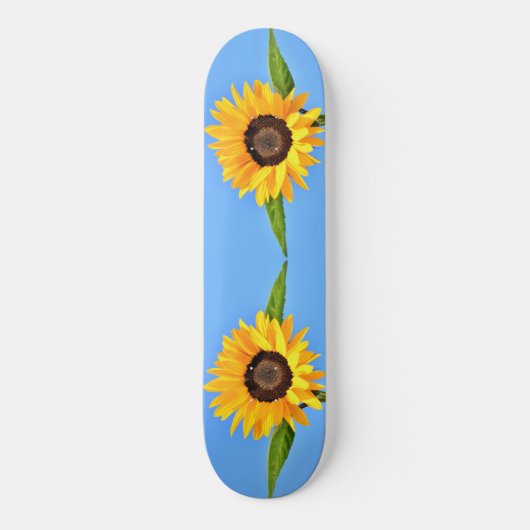 Gele zonnebloemen tegen zon op blauwe hemel - zome persoonlijk skateboard (Voorkant)