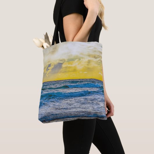 Gele zonsondergang boven blauw Zee Tote Bag (Dichtbij)