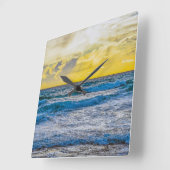 Gele zonsondergang boven blauw Zee Vierkante Klok (Hoek)