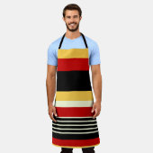 Gele, zwarte en rode strepen schort (Gedragen)