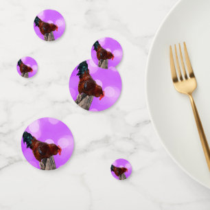 Gelegen in majesteit: Haan op dromerige Paarse glo Confetti