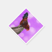 Gelegen in majesteit: Haan op dromerige Paarse glo Servet (Hoek)