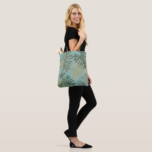 Geleste tropische bladeren tote bag (Op model)